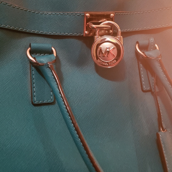 Michael Kors unique beautiful color like new bag. - Picture 4 of 10